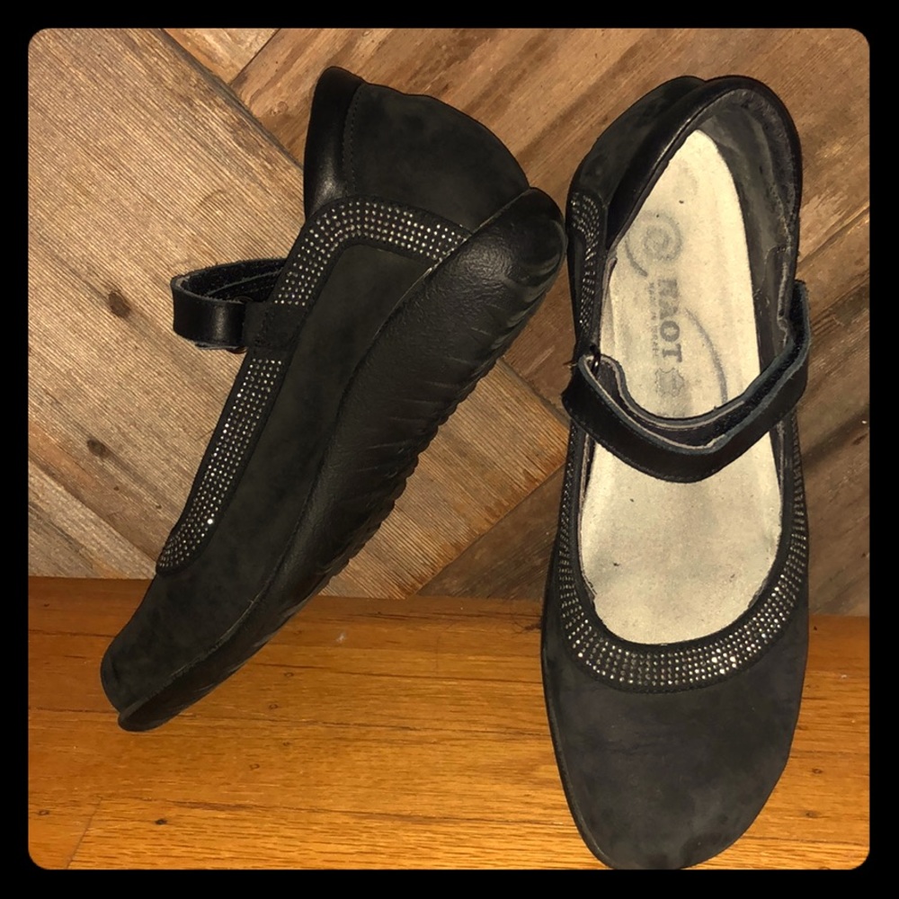 Naot Mary Jane shoes, size 38-black with sparkles✨